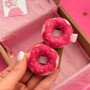 Felt donut hair clip, sweet hair accessories, cute hair clip, toddler hair clip, donut birthday girl, funny hair clip, felt sweets hair clip