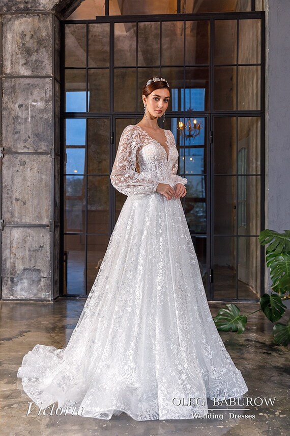 Romantic Long Sleeves, Sale 14 US V Neck Floral All Over Lace A Line Wedding Dress.