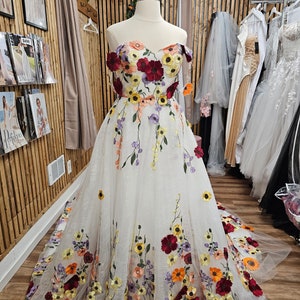 Atemberaubendes Hochzeitskleid mit Blumenstickerei, 3D-Blumenhochzeitskleid, lange ärmel weg von der Schulter Brautkleid, weg von der Schulter Ballkleid.