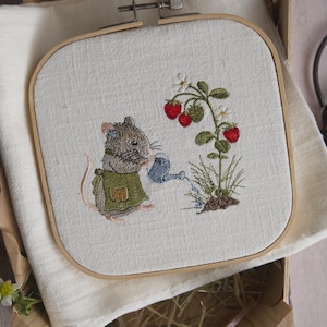 Plik do haftu Truskawkowy Ogrodnik Mysz Ogrodnik