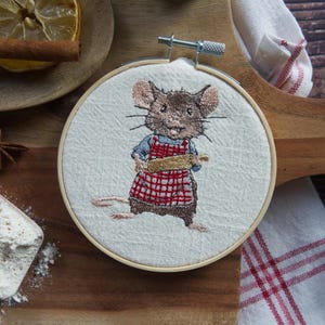 Broderidesign: Bakmus med kavel