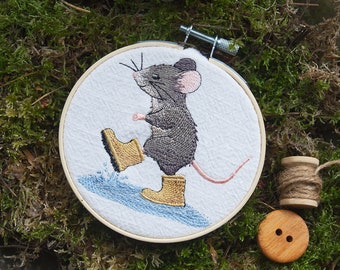 Embroidery Mouse walks in the Summerrain