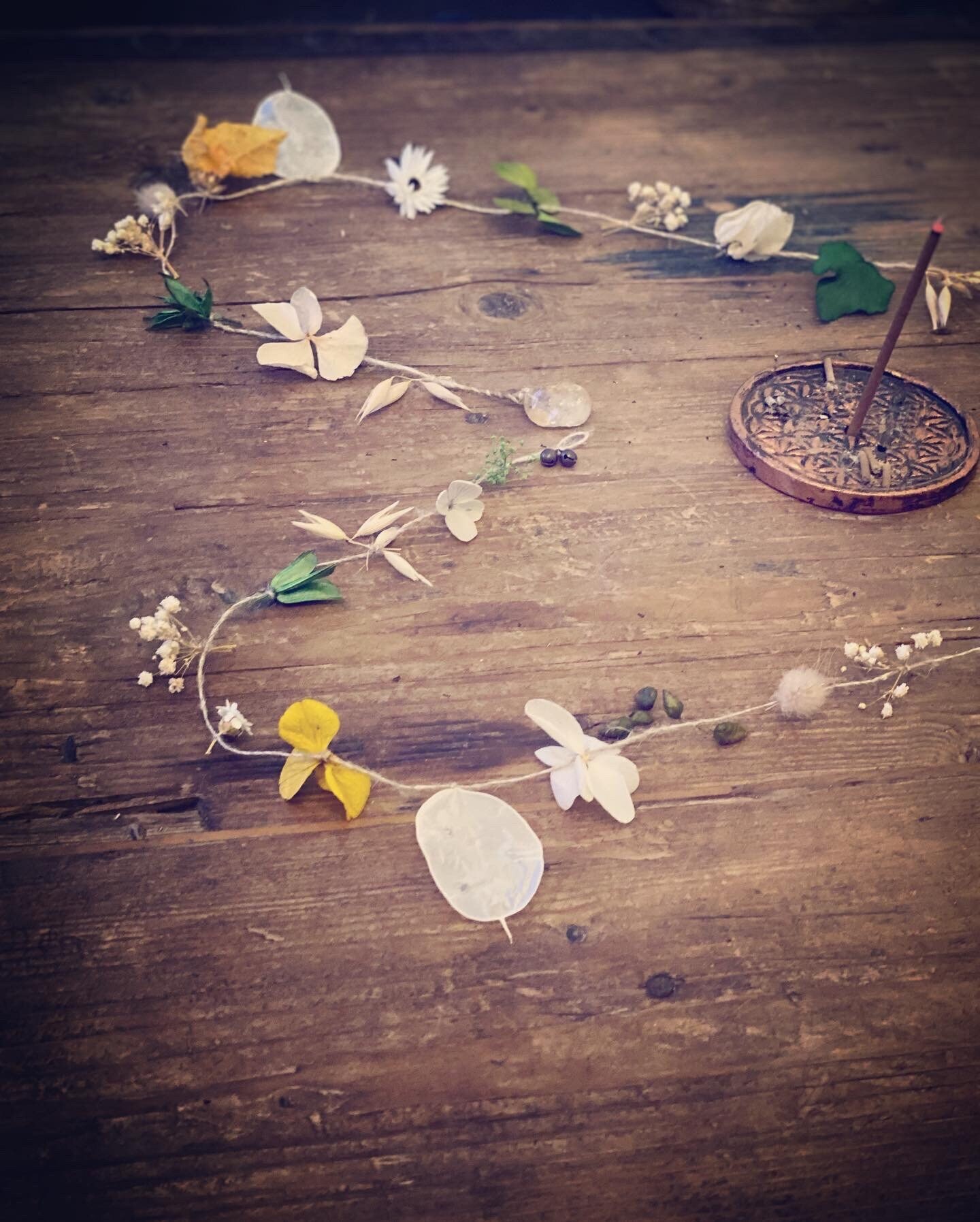 Talisman Guirlande de Citrine en Ficelle Chanvre et Fleurs Naturelles Séchées Stabilisées Personnali