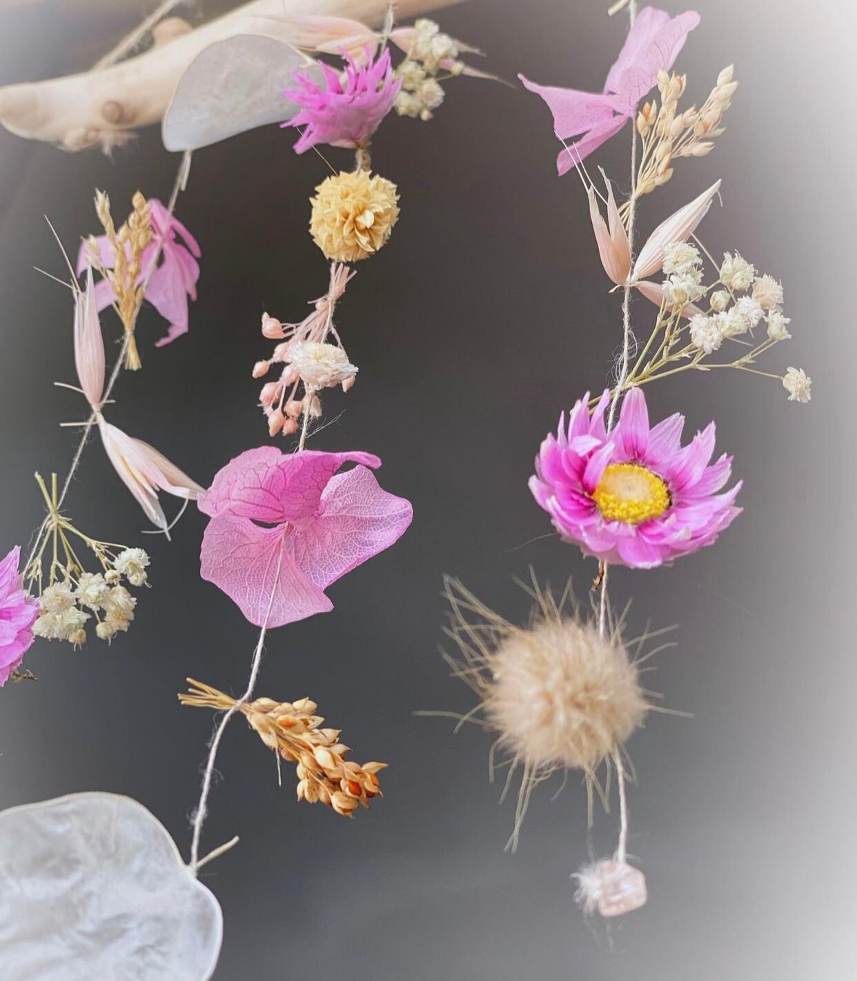 Talisman de Quartz Rose en Bois Flotté, Fleurs Séchées et Stabilisées Personnalisable