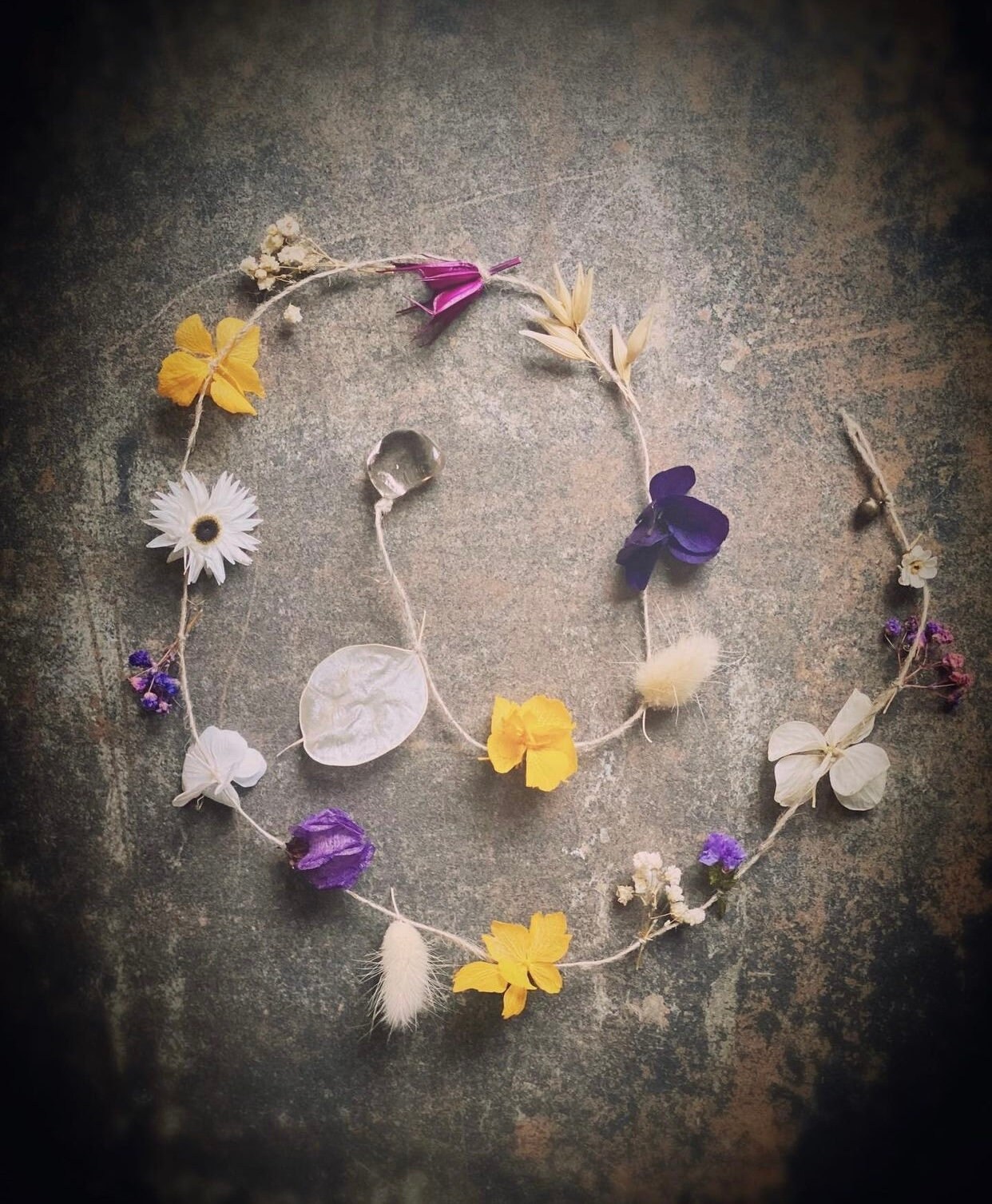 Talisman Guirlande de Cristal en Ficelle Chanvre et Fleurs Naturelles Séchées Stabilisées Personnali