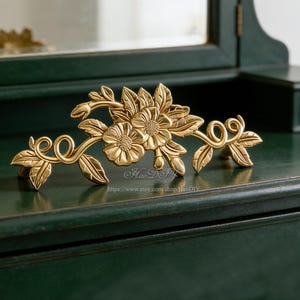 Maniglie per mobili in ottone a forma di fiore, maniglie per cassetti e ante floreali, pomelli unici per cassettiere, librerie, cantinette per vini, scarpiere.