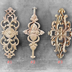 Pode incluir: Três elementos decorativos em madeira entalhada com intrincados desenhos florais e de volutas. Cada peça apresenta um motivo floral ou medalhão central. Numerados #1, #2 e #3 em texto vermelho. A madeira tem um aspeto natural, sem pintura.
