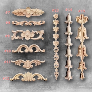 Puede incluir: Una colección de tallas decorativas de madera sin terminar, con diseños florales y de volutas. Las tallas están numeradas del 7 al 15, mostrando varias formas y tamaños, perfectas para proyectos de bricolaje. El color natural de la madera es visible.