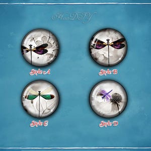 Puede incluir: Cuatro cabujones redondos de vidrio con dise&ntilde;os de lib&eacute;lulas. Cada cabuj&oacute;n presenta un estilo de lib&eacute;lula diferente, con variaciones de color y fondo. Los cabujones est&aacute;n etiquetados como "Style A", "Style B", "Style C" y "Style D". El fondo es azul claro.