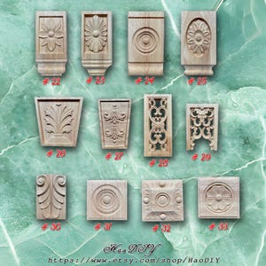 Puede incluir: Doce apliques decorativos de madera con varios diseños tallados. Los apliques están numerados del 22 al 33. Los apliques están hechos de madera marrón claro y tienen un acabado natural.