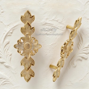 真鍮製フラワーキャビネット取っ手、花柄引き出しドアハンドル、ユニークなドレッサーキャビネット、本棚、ワインキャビネット、靴箱用ノブ、取っ手