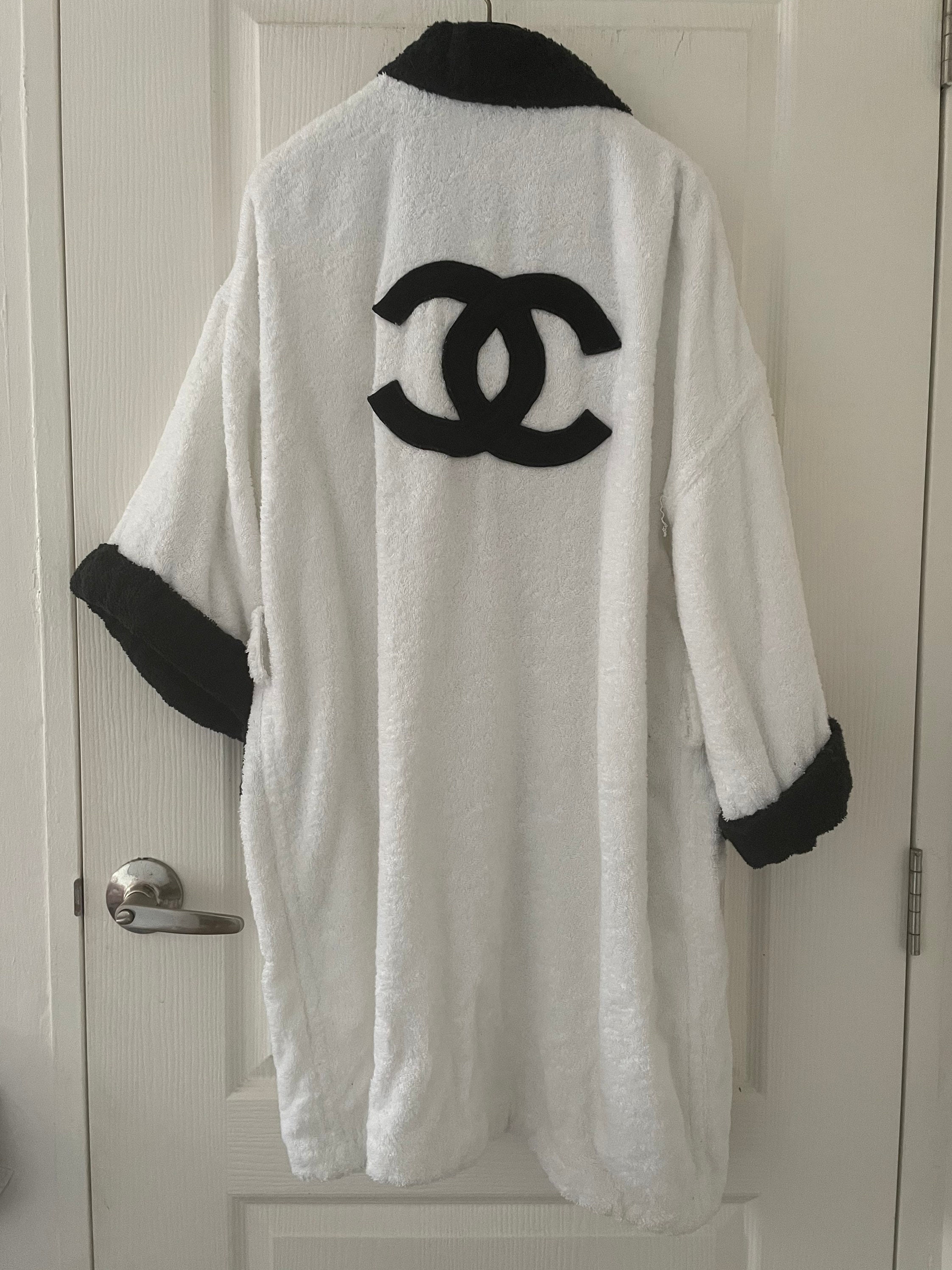 Sold at Auction: CHANEL VINTAGE Bademantel ICON PRINT TERY-CLOTH BATHROBE.  One Size.