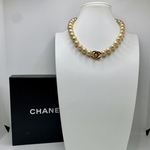 Vintage Chanel 96P Pearl Turnlock Necklace - Etsy