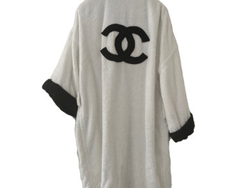 Vintage een badstof badjas van Chanel uit 1993