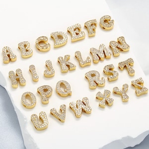 2/26 piezas de dijes de letra inicial con pavé de circonita cúbica, chapados en oro o plata, para pulseras y collares.