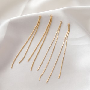 Puede incluir: Cuatro componentes de pendientes de cadena de oro, dos con acabado liso y dos con acabado texturizado.