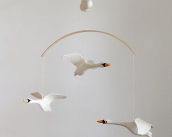 Babymobiel met vliegende zwanen van wolvilt, babymobiel met zwaan, zwaan, minimalistische babymobiel, babymobiel voor jongens, babymobiel voor meisjes