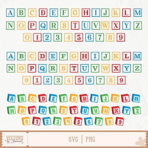 Könnte beinhalten: Eine Sammlung von Buchstaben- und Zahlenblöcken, die in drei verschiedenen Sets angeordnet sind. Die ersten beiden Sets zeigen flache, quadratische Blöcke mit den Buchstaben A bis Z und den Zahlen 0 bis 9. Das dritte Set zeigt dieselben Zeichen auf dreidimensionalen, geneigten Blöcken in den Farben Rot, Blau, Grün und Gelb.