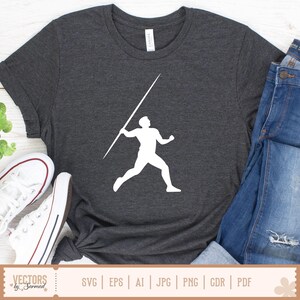 Puede incluir: Camiseta gris oscuro con una silueta blanca de un lanzador de jabalina. El dise&ntilde;o incluye el texto "VECTORS by Sarmad" y opciones de tipo de archivo. La camiseta se combina con vaqueros azules y zapatillas blancas.