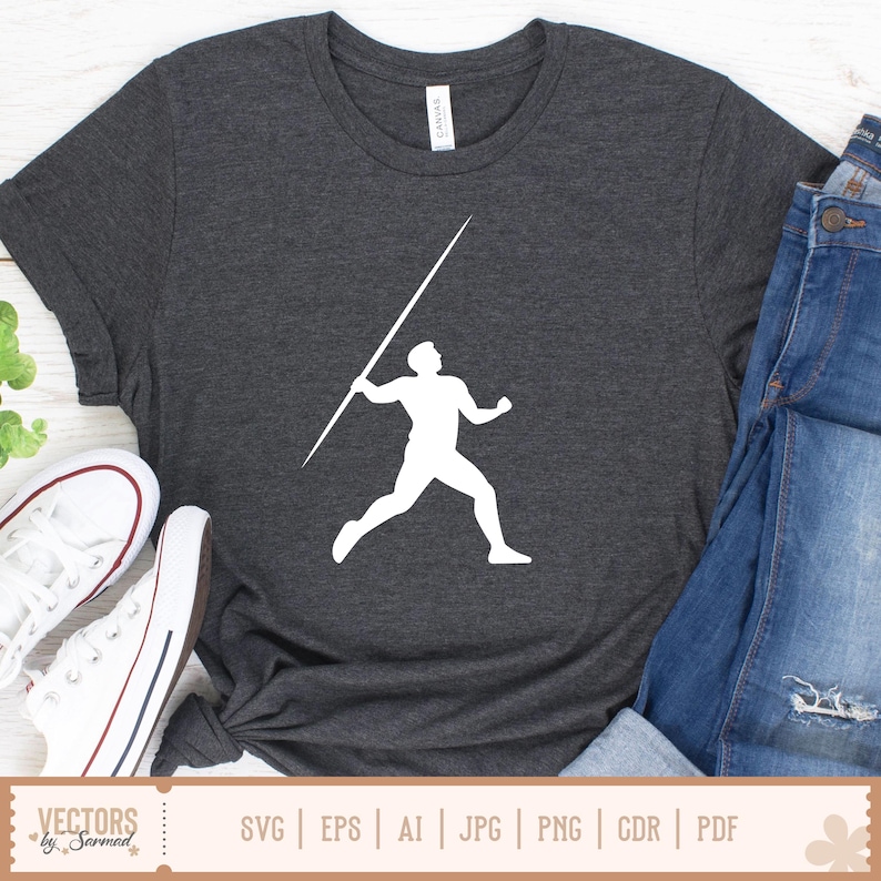 Puede incluir: Camiseta gris oscuro con una silueta blanca de un lanzador de jabalina. El dise&ntilde;o incluye el texto "VECTORS by Sarmad" y opciones de tipo de archivo. La camiseta se combina con vaqueros azules y zapatillas blancas.