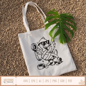 K&ouml;nnte beinhalten: Eine wei&szlig;e Tragetasche mit einer schwarz-wei&szlig;en Cartoon-Ente, die eine Sonnenbrille tr&auml;gt und mit Klebeband umwickelt ist. Die Ente h&auml;lt eine Rolle Klebeband. Ein gr&uuml;nes Blatt liegt auf der Tasche. Der Boden der Tasche tr&auml;gt den Text "VECTORS by Sarmad" und Dateityp-Symbole.