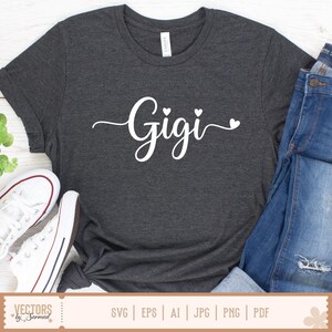 Pu&ograve; includere: T-shirt grigio scuro con la scritta "Gigi" in corsivo bianco, accentuata da piccole forme a cuore. La maglietta &egrave; abbinata a jeans blu e scarpe da ginnastica bianche. La parte inferiore dell'immagine mostra il testo "VECTORS by Sarmad" e le opzioni di tipo di file.
