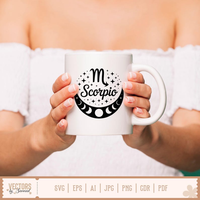 Op de afbeelding: Witte keramische mok met een zwart Scorpio-ontwerp. Het ontwerp bevat het Scorpio-symbool, het woord "Scorpio", sterren en maanfasen. De mok wordt door een persoon vastgehouden.