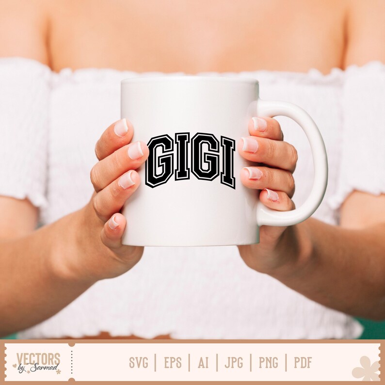 Pu&ograve; includere: Tazza in ceramica bianca con il nome "GIGI" in grassetto nero, in stile collegiale. La tazza &egrave; tenuta da una persona. L'immagine mostra anche icone di tipo di file: SVG, EPS, AI, JPG, PNG e PDF nella parte inferiore.