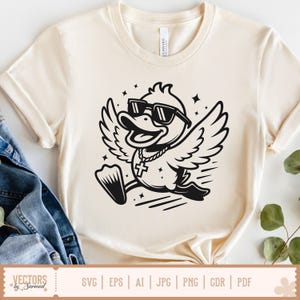 K&ouml;nnte beinhalten: Cremefarbenes T-Shirt mit einem schwarz-wei&szlig;en Cartoon-Entenmotiv, das eine Sonnenbrille und eine Kreuzkette tr&auml;gt. Die Ente hat ausgebreitete Fl&uuml;gel und ist in Bewegung. Das Shirt hat einen Rundhalsausschnitt und kurze &Auml;rmel. Der untere Teil des Shirts zeigt "VECTORS by Sarmad" und Dateityp-Symbole.