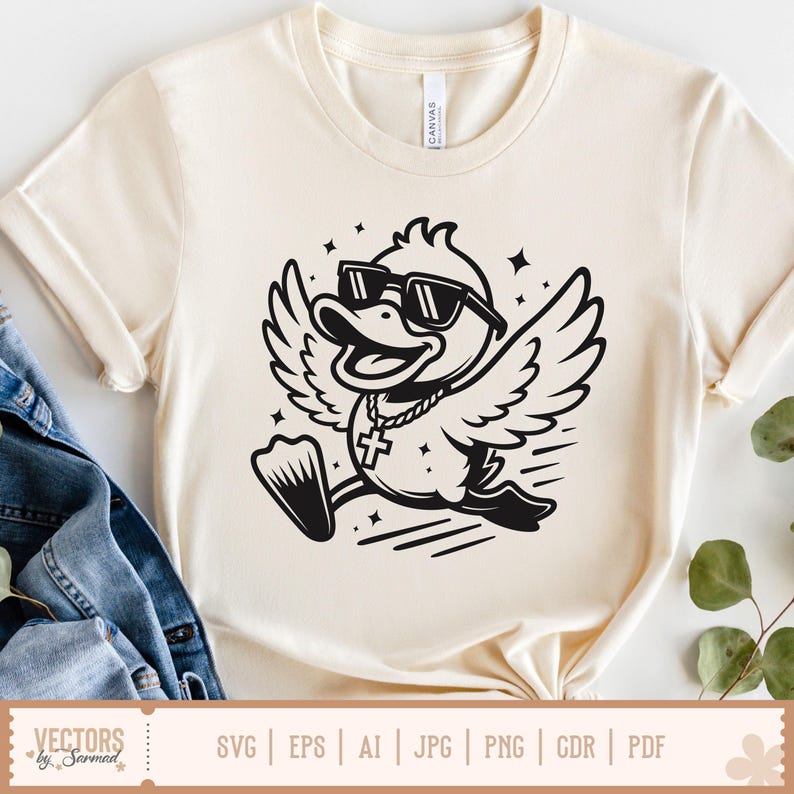 K&ouml;nnte beinhalten: Cremefarbenes T-Shirt mit einem schwarz-wei&szlig;en Cartoon-Entenmotiv, das eine Sonnenbrille und eine Kreuzkette tr&auml;gt. Die Ente hat ausgebreitete Fl&uuml;gel und ist in Bewegung. Das Shirt hat einen Rundhalsausschnitt und kurze &Auml;rmel. Der untere Teil des Shirts zeigt "VECTORS by Sarmad" und Dateityp-Symbole.