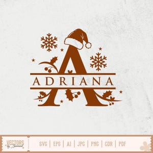 Könnte beinhalten: Ein braunes Weihnachtsmonogramm-Design mit dem Buchstaben "A" und dem Namen "ADRIANA". Das Design umfasst einen Weihnachtsmannhut, Schneeflocken, Stechpalmen und Sterne. Das Bild ist eine Vektorgrafik.