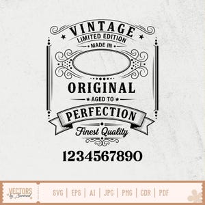 Pu&ograve; includere: Design in bianco e nero a tema vintage con le parole "VINTAGE LIMITED EDITION MADE IN ORIGINAL AGED TO PERFECTION Finest Quality" e i numeri 1234567890. Il design include elementi decorativi e un banner.