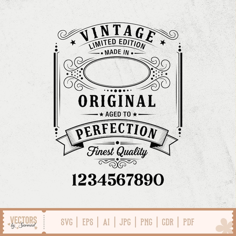 Pu&ograve; includere: Design in bianco e nero a tema vintage con le parole "VINTAGE LIMITED EDITION MADE IN ORIGINAL AGED TO PERFECTION Finest Quality" e i numeri 1234567890. Il design include elementi decorativi e un banner.