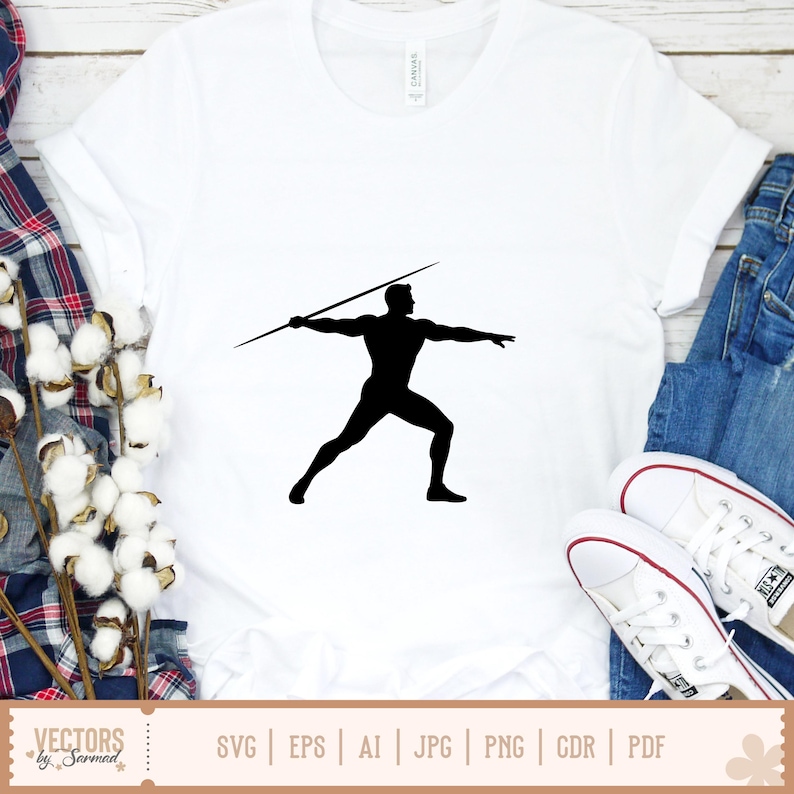 Puede incluir: Camiseta blanca con una silueta negra de un lanzador de jabalina. El dise&ntilde;o muestra a una persona en el acto de lanzar una jabalina. La camiseta se presenta con vaqueros azules y zapatillas blancas.