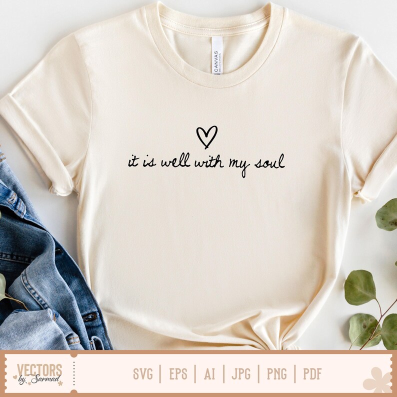 Puede incluir: Camiseta color crema con la frase "it is well with my soul" en escritura negra, acompa&ntilde;ada de un peque&ntilde;o s&iacute;mbolo de coraz&oacute;n. La camiseta tiene cuello redondo y mangas cortas. Opciones de formato de archivo se muestran en la parte inferior.