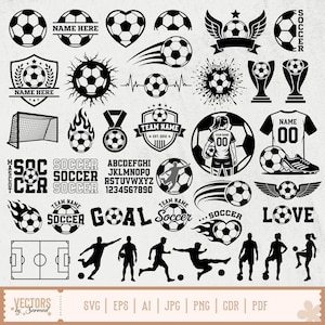 Puede incluir: Una colección de gráficos en blanco y negro con temática de fútbol. Incluye balones de fútbol, escudos, alas, trofeos, un campo de fútbol y siluetas de jugadores. Los elementos de texto incluyen "NAME HERE", "TEAM NAME" y "GOAL".