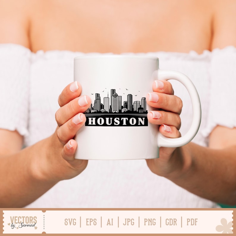 Peut inclure: Mug en c&eacute;ramique blanche avec un motif de skyline noir et blanc et le mot "HOUSTON". La tasse a une anse incurv&eacute;e. La tasse est tenue par une personne. La tasse est de taille standard pour le caf&eacute; ou le th&eacute;.