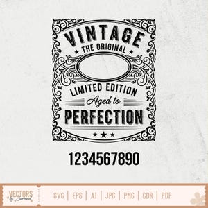 Pu&ograve; includere: Design a tema vintage in bianco e nero con le parole "VINTAGE THE ORIGINAL" e "LIMITED EDITION Aged to PERFECTION". Sotto i numeri "1234567890". Il design &egrave; incorniciato da volute ornate.