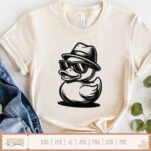 K&ouml;nnte beinhalten: Cremefarbenes T-Shirt mit einer schwarz-wei&szlig;en Grafik einer Ente mit Hut und Sonnenbrille. Die Ente l&auml;chelt. Das Shirt hat einen Rundhalsausschnitt und kurze &Auml;rmel. Auf der Unterseite des Shirts steht "VECTORS by Sarmad" und Dateityp-Symbole.