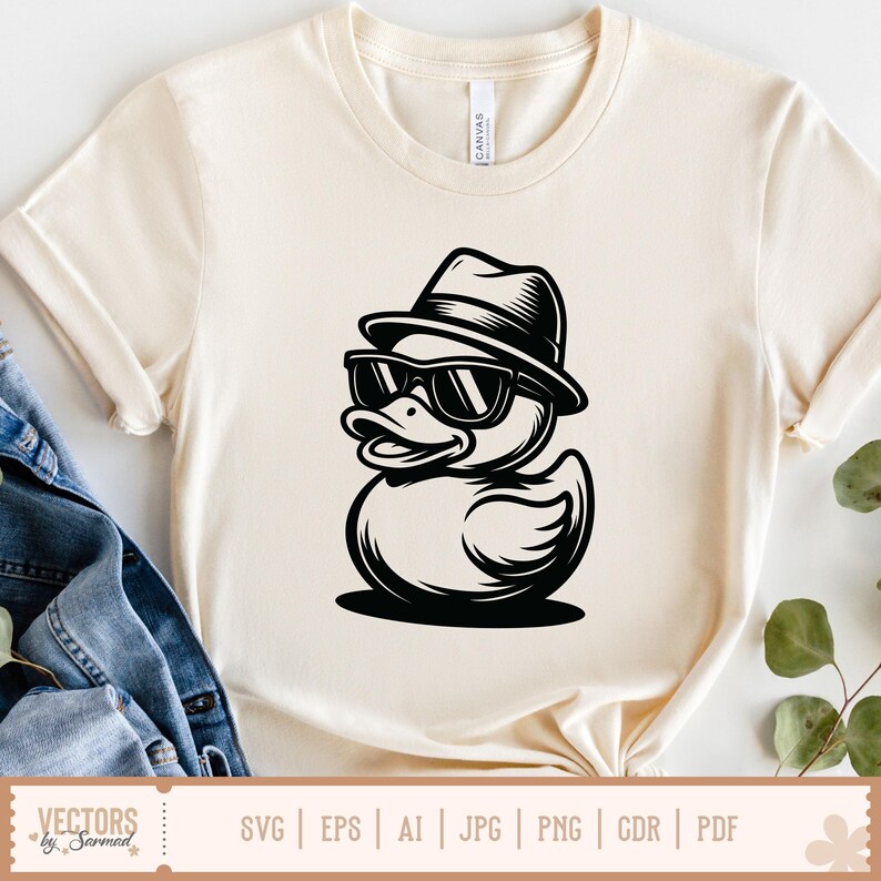 K&ouml;nnte beinhalten: Cremefarbenes T-Shirt mit einer schwarz-wei&szlig;en Grafik einer Ente mit Hut und Sonnenbrille. Die Ente l&auml;chelt. Das Shirt hat einen Rundhalsausschnitt und kurze &Auml;rmel. Auf der Unterseite des Shirts steht "VECTORS by Sarmad" und Dateityp-Symbole.
