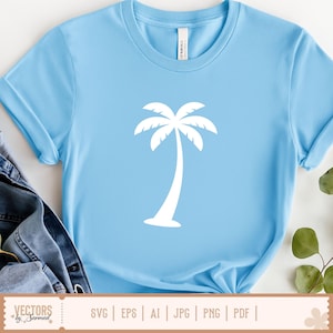Op de afbeelding: Lichtblauw T-shirt met een witte palmboom opdruk. Het shirt heeft korte mouwen en een ronde hals. De onderkant van de afbeelding toont de tekst "VECTORS by Sarmad" en bestandstype opties: SVG, EPS, AI, JPG, PNG, PDF.