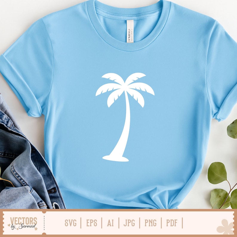 Op de afbeelding: Lichtblauw T-shirt met een witte palmboom opdruk. Het shirt heeft korte mouwen en een ronde hals. De onderkant van de afbeelding toont de tekst "VECTORS by Sarmad" en bestandstype opties: SVG, EPS, AI, JPG, PNG, PDF.