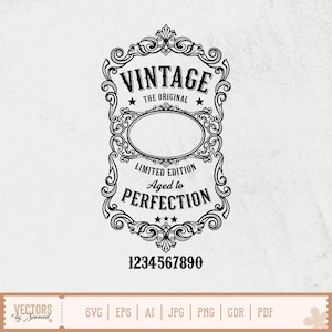 Pu&ograve; includere: Design di etichetta vintage in bianco e nero con decorazioni a volute. Il testo include "VINTAGE THE ORIGINAL", "LIMITED EDITION Aged to PERFECTION" e i numeri "1234567890". Adatto a varie applicazioni.