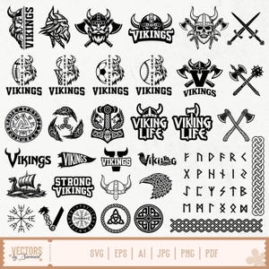 Pode incluir: Uma coleção de gráficos vetoriais em preto e branco com tema Viking. Os designs incluem capacetes vikings, machados, espadas e elementos de texto como "Vikings" e "Viking Life". A imagem também apresenta símbolos nórdicos e um barco viking.