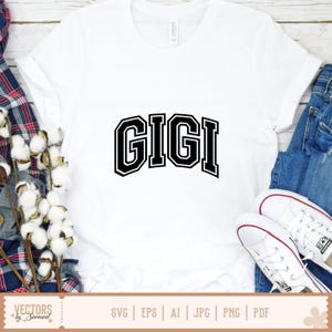 Pu&ograve; includere: T-shirt bianca con la scritta "GIGI" in grassetto nero, in stile collegiale. La maglietta &egrave; presentata con jeans blu e scarpe da ginnastica bianche. L'immagine include anche una camicia a quadri e steli di cotone.