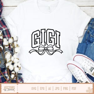 Pu&ograve; includere: T-shirt bianca con la scritta "GIGI" in nero, con un carattere in stile collegiale, sopra una grafica a fiocco. La maglietta &egrave; abbinata a jeans blu e scarpe da ginnastica bianche. L'immagine include anche il testo "VECTORS by Sarmad" e le opzioni di tipo di file.