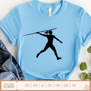 Puede incluir: Camiseta azul claro con una silueta negra de un lanzador de jabalina. La persona est&aacute; en pleno lanzamiento, con la jabalina extendida. La camiseta tiene cuello redondo y mangas cortas. La parte inferior de la camiseta tiene el texto "SVG | EPS | AI | JPG | PNG | CDR | PDF".