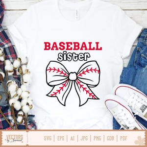 Puede incluir: Camiseta blanca con el texto "BASEBALL sister" en letras rojas y negras. Debajo del texto hay un lazo rojo y blanco cosido con costuras de b&eacute;isbol.