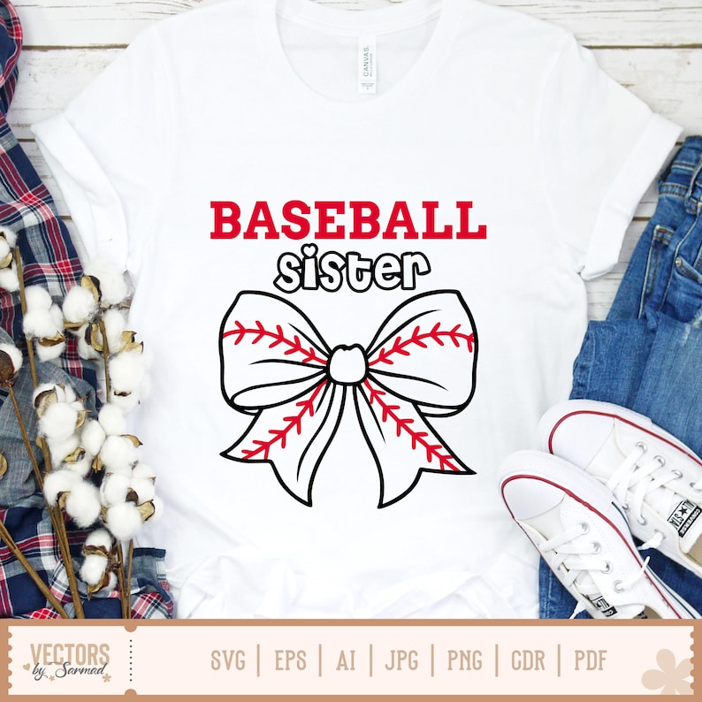 Puede incluir: Camiseta blanca con el texto "BASEBALL sister" en letras rojas y negras. Debajo del texto hay un lazo rojo y blanco cosido con costuras de b&eacute;isbol.