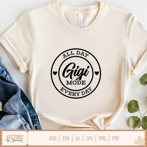Pu&ograve; includere: T-shirt color crema con grafica circolare nera con la scritta "ALL DAY Gigi MODE EVERY DAY". Il design include due simboli a forma di cuore. La maglietta &egrave; realizzata in materiale morbido e ha maniche corte. Il fondo della maglietta &egrave; annodato.
